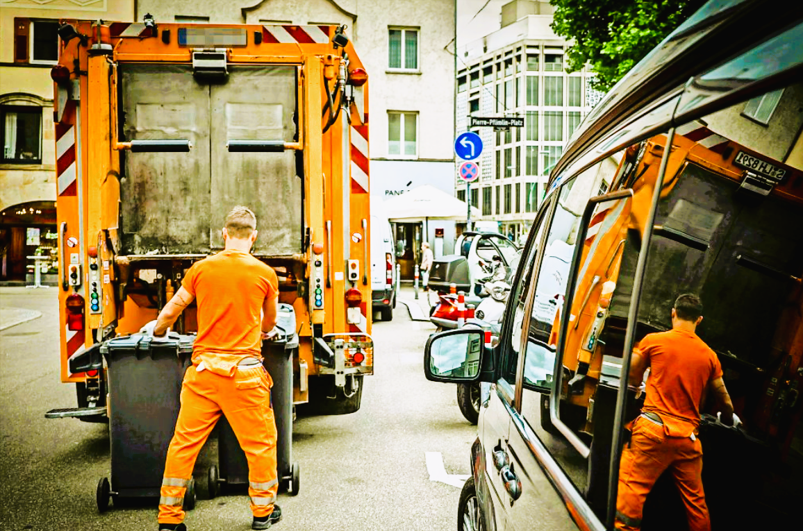 Tödlicher Unfall mit Müllwagen! Motorrad rast in Müllwagen - Fahrer kommt in Flammen um