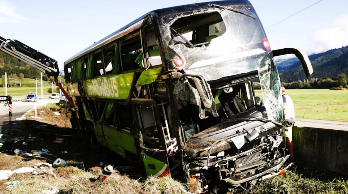 Flixbus in Flammen! Reisebus geht plötzlich in Flammen auf – Vollbesetzter Bus brennt auf Autobahn!