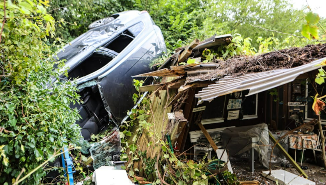 Schwerer Unfall! Auto kracht durch Zaun und landet auf Gartenhaus - 2 Personen schwer verletzt