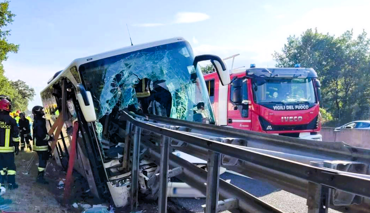 Schweres Busunglück, 1 Todesopfer und zahlreiche Verletzte! Leitplanke durchbohrt Bus