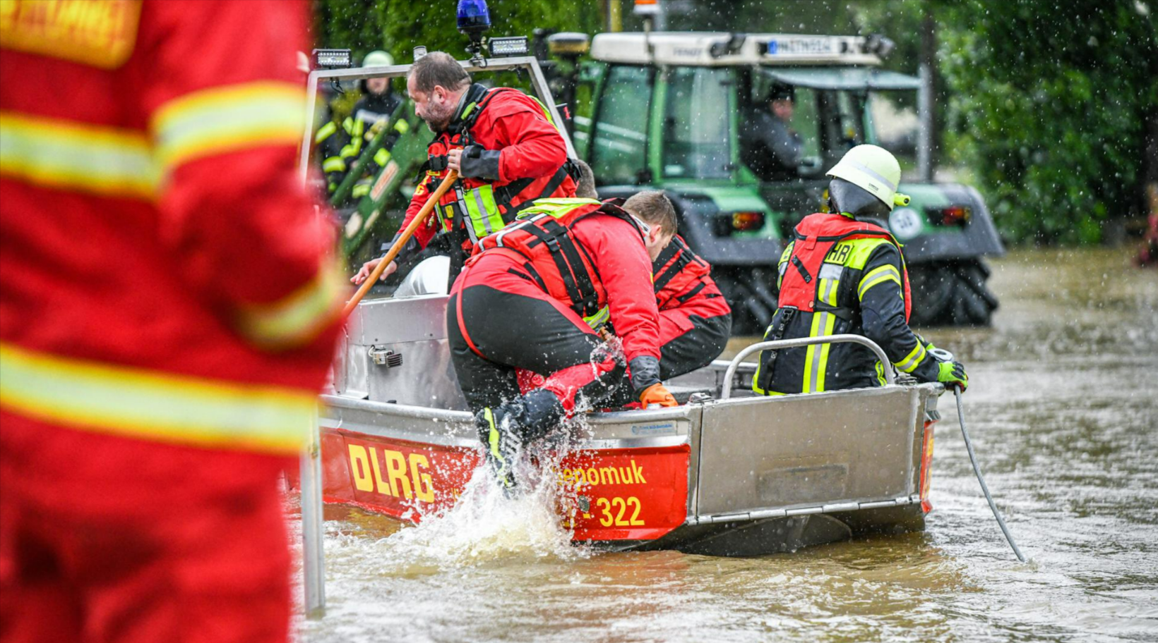 Kind (10) geht vor den Augen seiner Eltern in der Elbe unter - Verzweifelte Suche gegen die Zeit!