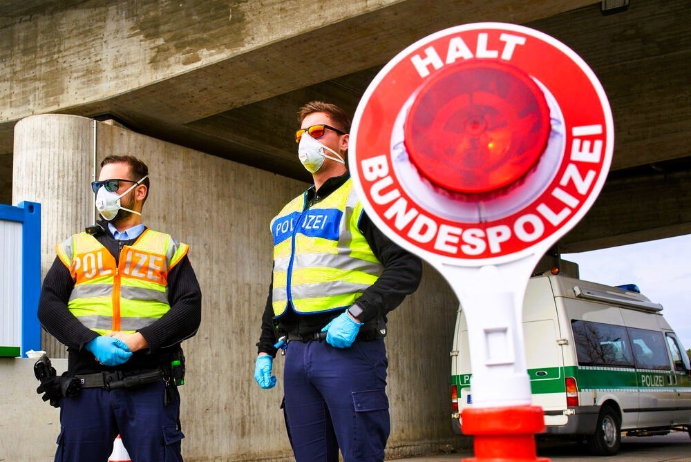 Polizei warnt! Mörder auf der Flucht! Messerattacke fordert Todesopfer - Täter flieht nach der Tat