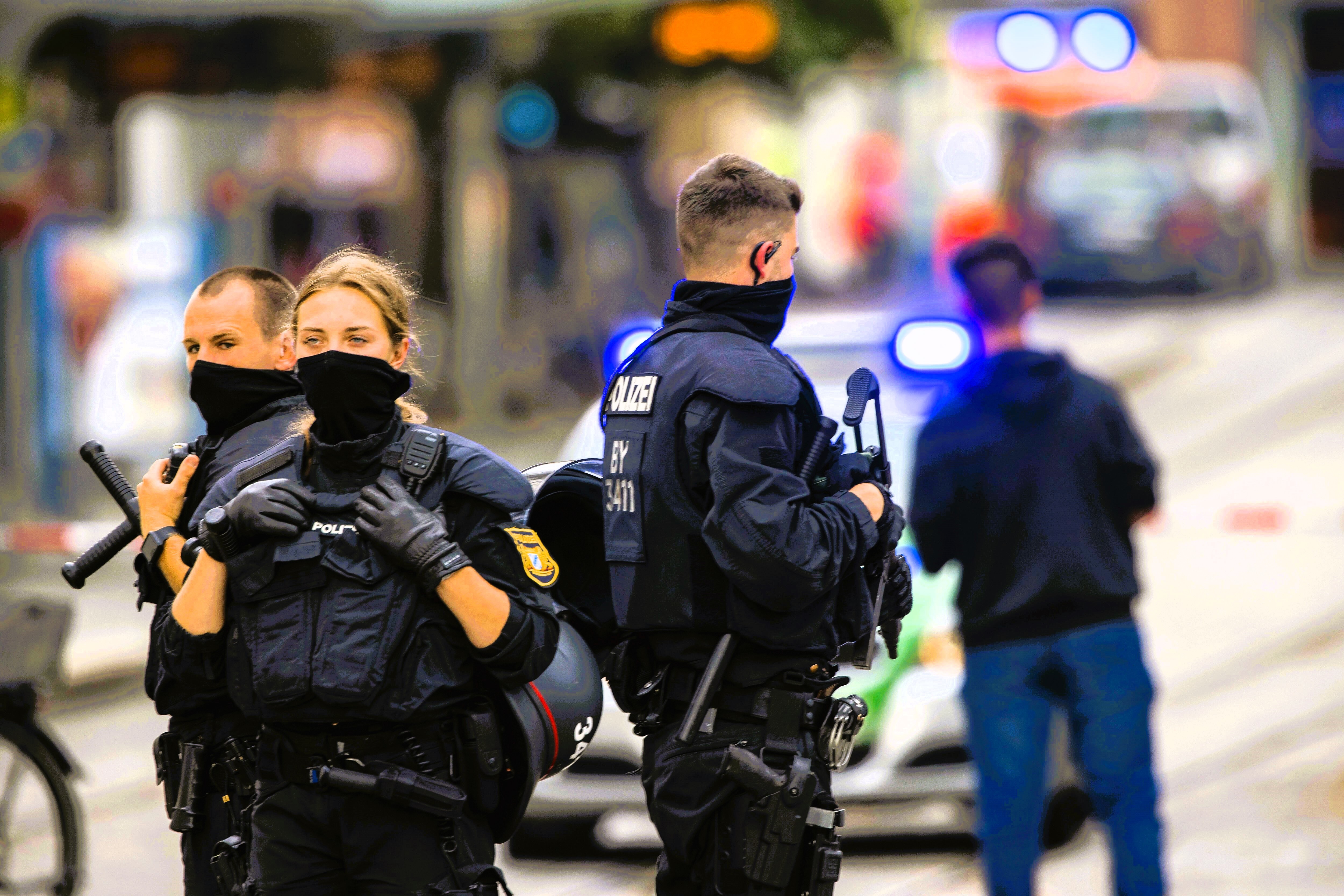 Terroranschlag in Solingen: 3 Menschen auf Volksfest getötet! Täter auf der Flucht, Straßensperren!