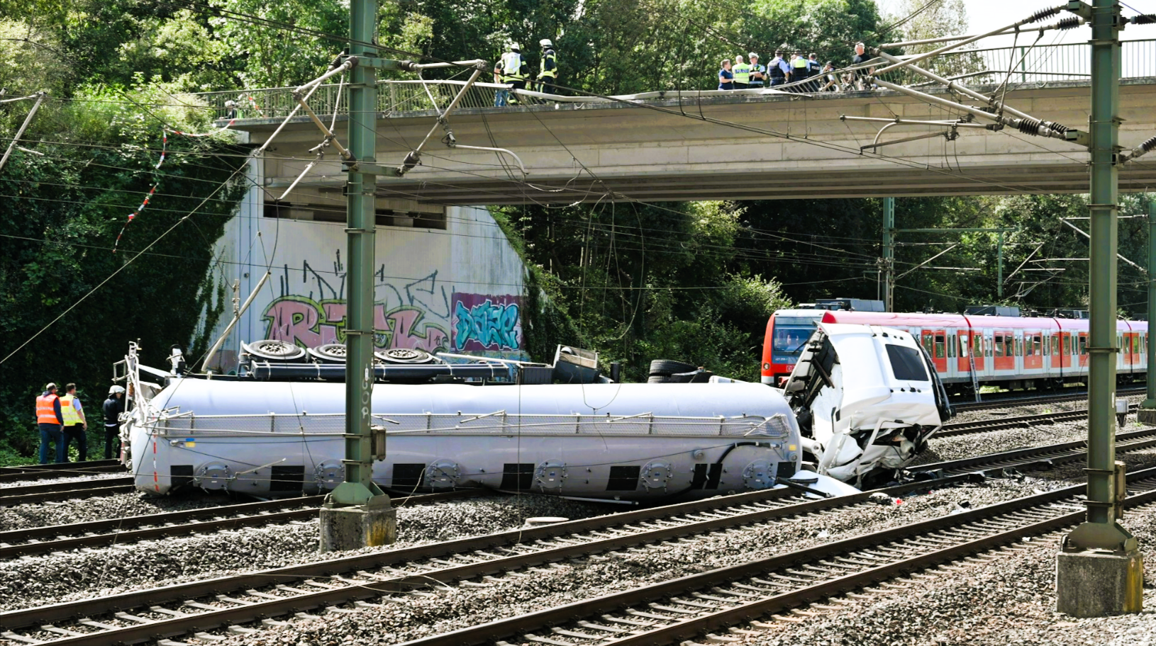 Eilmeldung! LKW stürzt von Brücke auf Bahngleise - Bahnchaos nach schwerem Unfall!