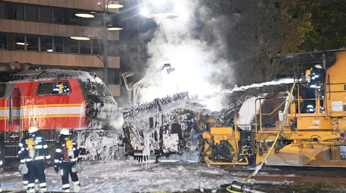 Feuer bei der Bahn! Diesel-Lok geht im Flammen auf - war es ein Anschlag?!