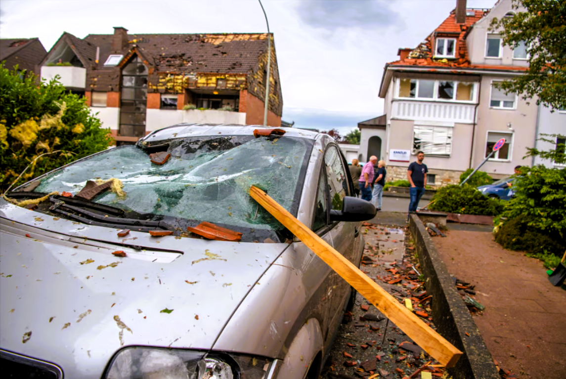 Tornado verwüstet deutschen Ort! Schweres Unwetter hinterlässt Schneise der Verwüstung