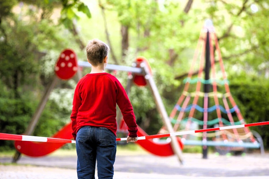 Auto rast in Kindergarten! 1 Toter! 21-Jähriger rast in Kita - Tragödie und Rätsel um Unfallursache!