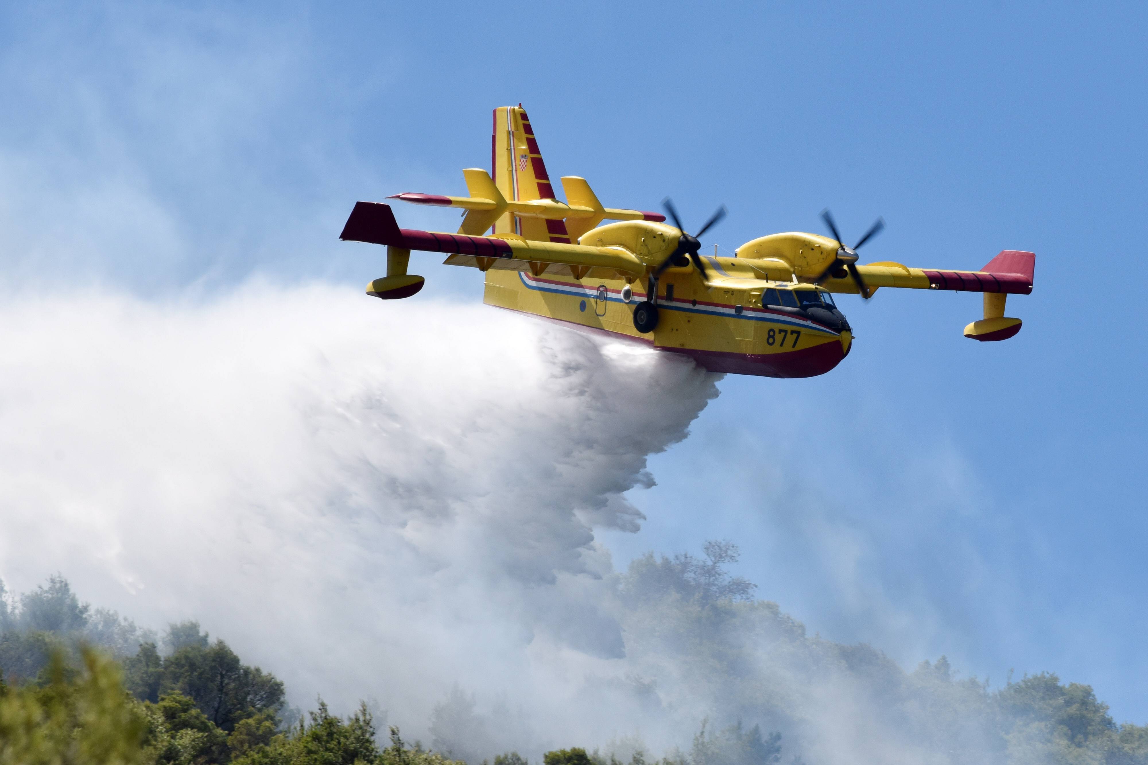 Waldbrand! Flammenhölle im Urlaubsparadies - Touristen müssen evakuiert werden!