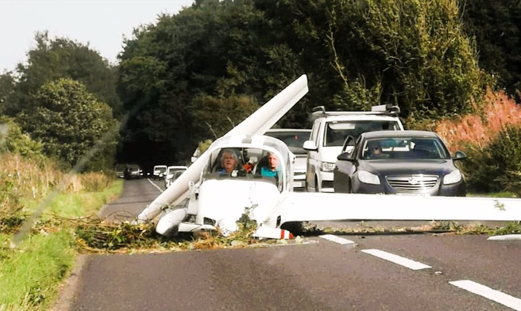 Notlandung! Flugzeug stürzt auf  vielbefahrene Landstraße! Rettungsteams auf dem Weg!