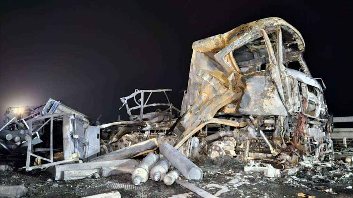 Explosion auf der Autobahn! Gefahrgut-LKW rast in Stauende und verwandelt Autobahn in Flammenmeer!