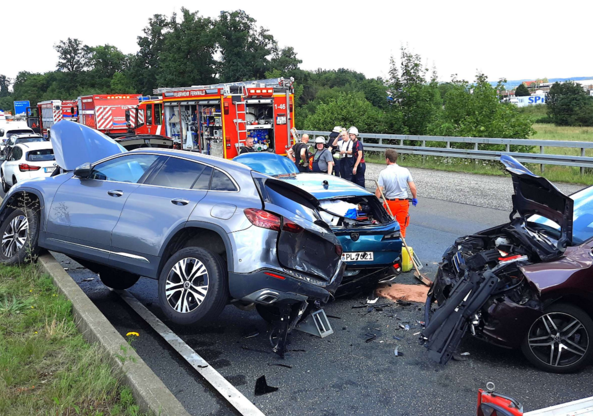 Massenkollision auf der Landstraße - 8 Fahrzeuge in schweren Unfall verwickelt!