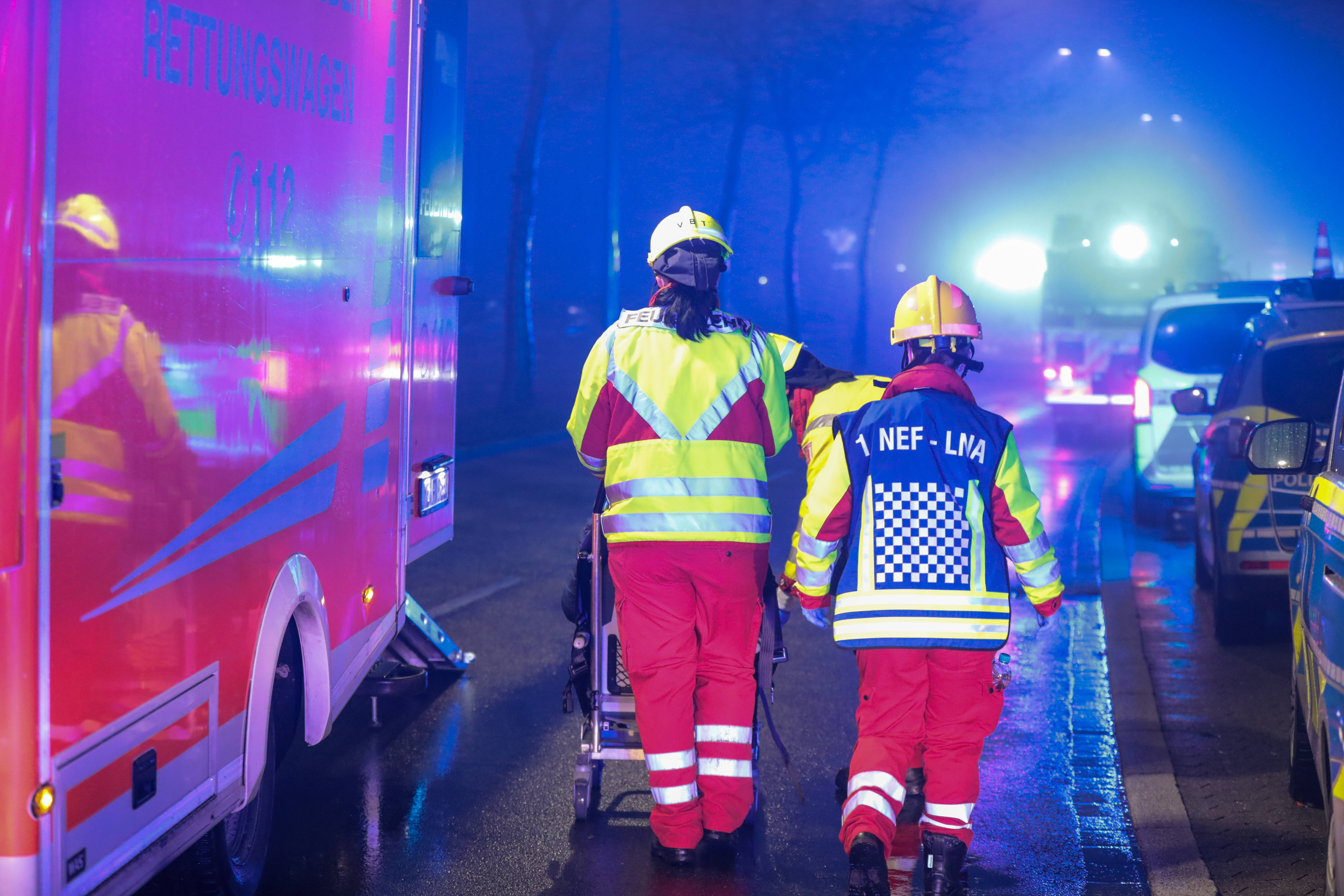 Mitten in Restaurant - Mann bekommt Besteckmesser in den Hals gestochen! Neue Dimension der Messerattacken!