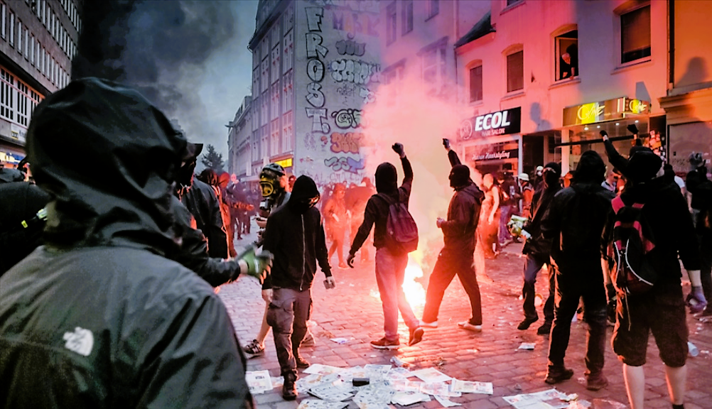 Protest gegen die Wahl! Ausschreitungen und Pyromarsch gegen die AFD Nach ersten Wahlergebnissen in Thüringen und Sachsen