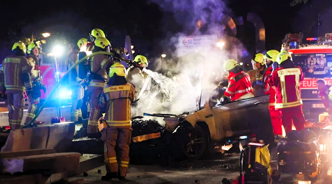 Amokfahrt! BMW-Fahrer rast durch 40erZone und richte Verwüstung an! Polizei nimmt Fahrer nach Unfall fest