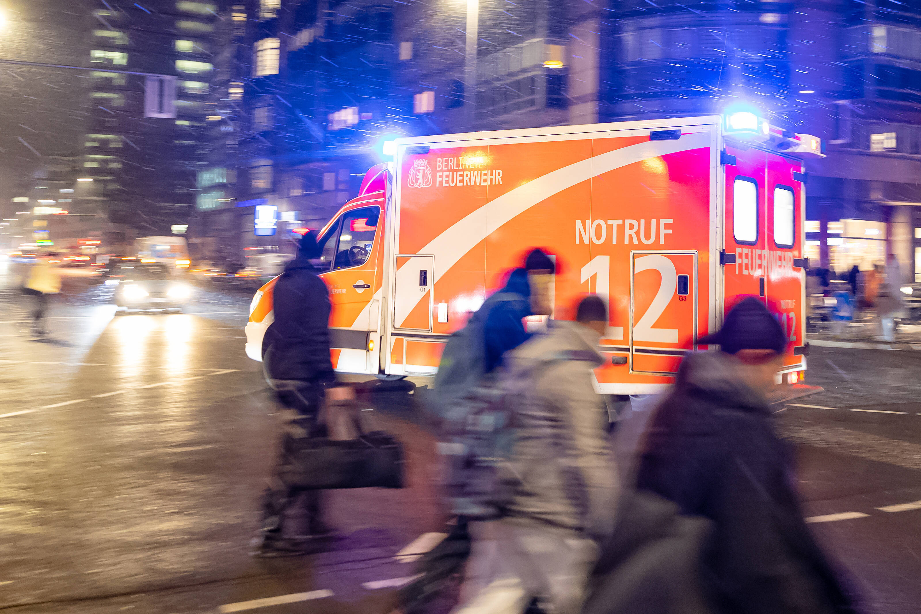 Auto rast auf Restaurant-Terrasse und tötet 2 Menschen! Tragödie bei Abschiedsparty 