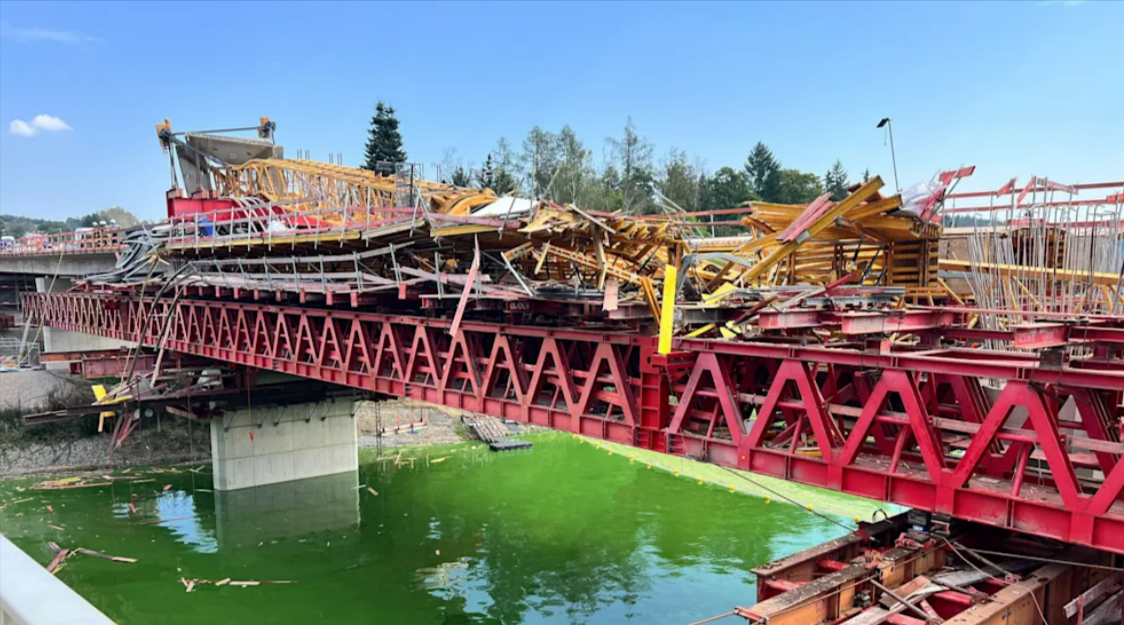 Baukran stürzt auf Brücke an Bundestraße - Einsatzkräfte melden 1 Todesopfer!