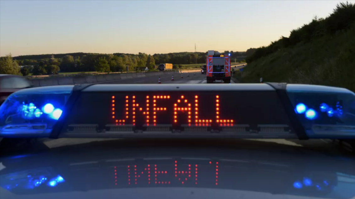 Massen-Unfall auf der Autobahn - Vollsperrung beeinträchtigt den Verkehr