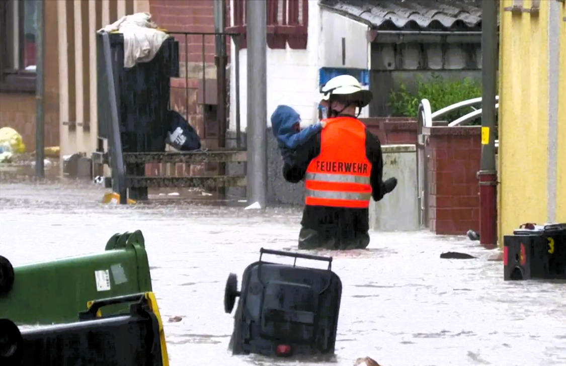 Dramatische Hochwasser-Lage in Deutschland, Katastrophenalarm in Österreich: Dammbrüche und Evakuierungen!