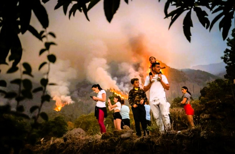 Feuerinferno in Ferienparadies! Großflächige Brände toben - Bislang 7 Todesopfer durch die Flammenhölle