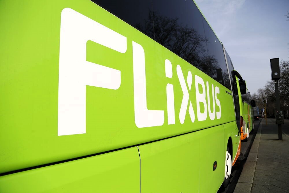 Flixbus-Unfall! Vollbesetzter Flixbus kommt von der Straße ab