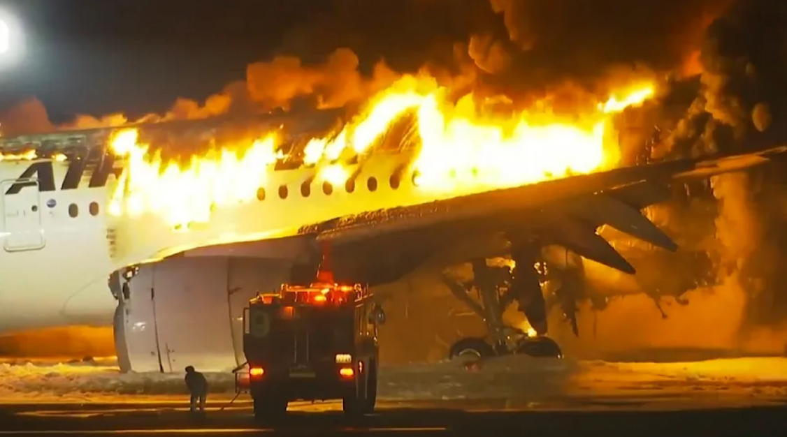 Explosion im Flugzeug! Flieger evakuiert - Dramatischer Zwischenfall vor dem Start