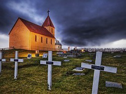 Rentner (77) im Urlaub auf Soldatenfriedhof niedergestochen! Mann schlitzt ihm den Bauch auf!