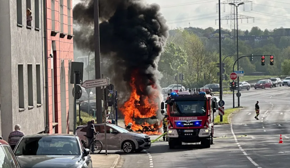 Rentner verbrennt in seinem Bett! Senior stirbt bei mysteriösem Wohnungsbrand – Feuerwehrmann verletzt