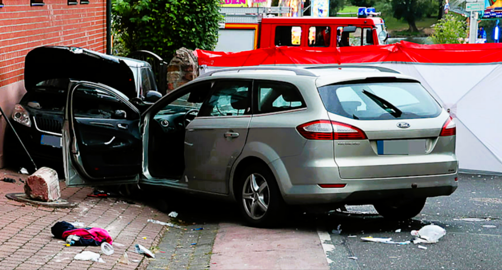 Mann rast mit seinem Wagen in Menschengruppe - Polizei glaubt an absichtliche Tat