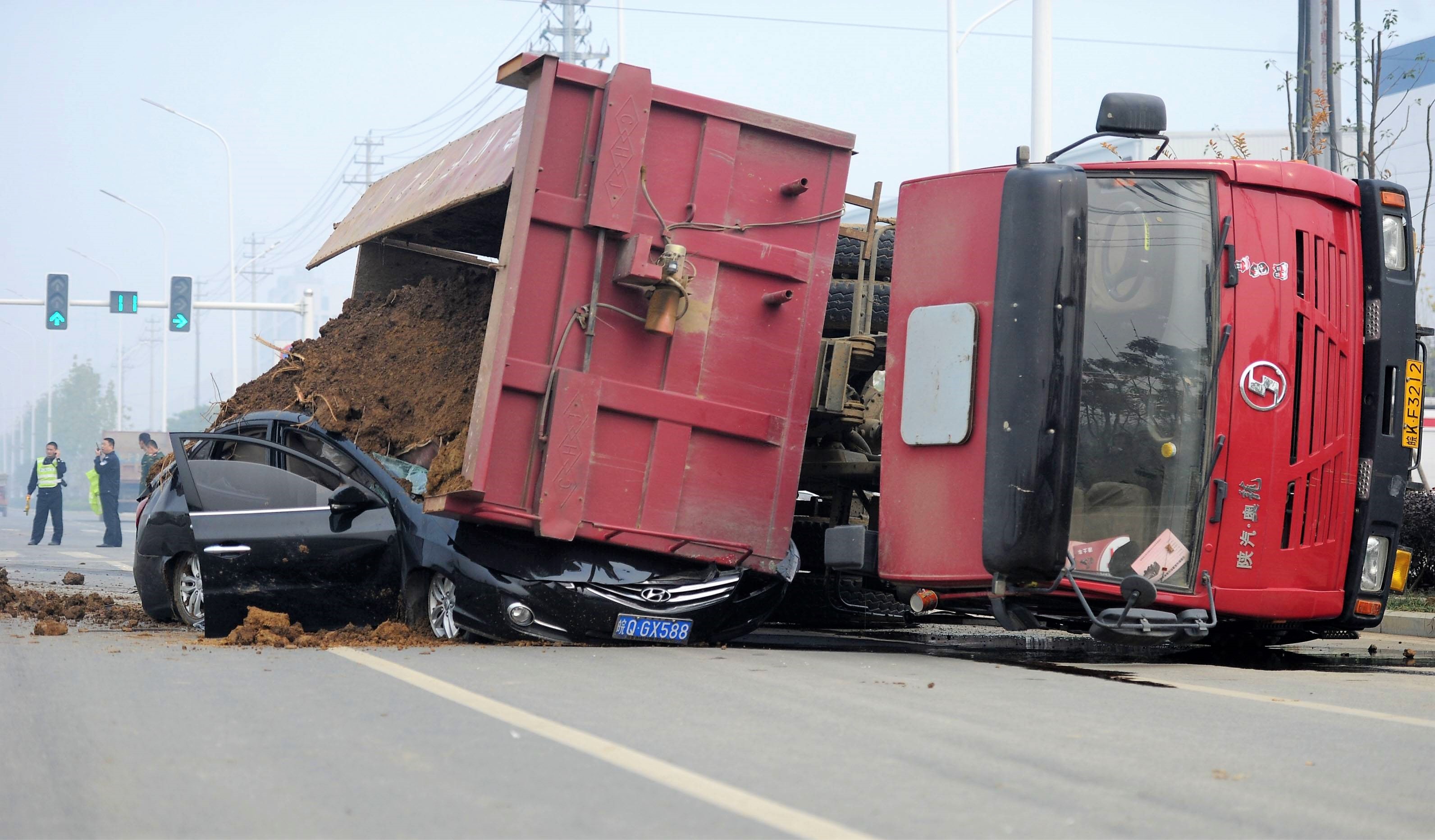 Vollsperrung! Baumstämme blockieren die Autobahn, LKW verunglückt