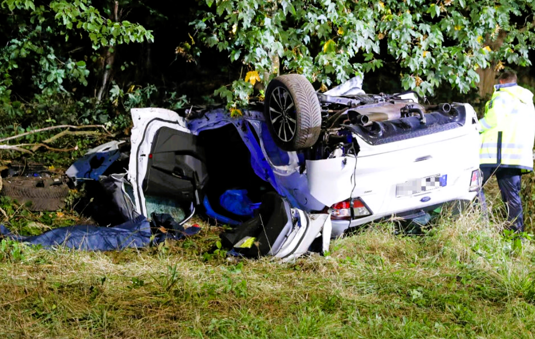 SUV überschlägt sich auf der Autobahn - 2 Menschen tot, 3 weitere schwer verletzt