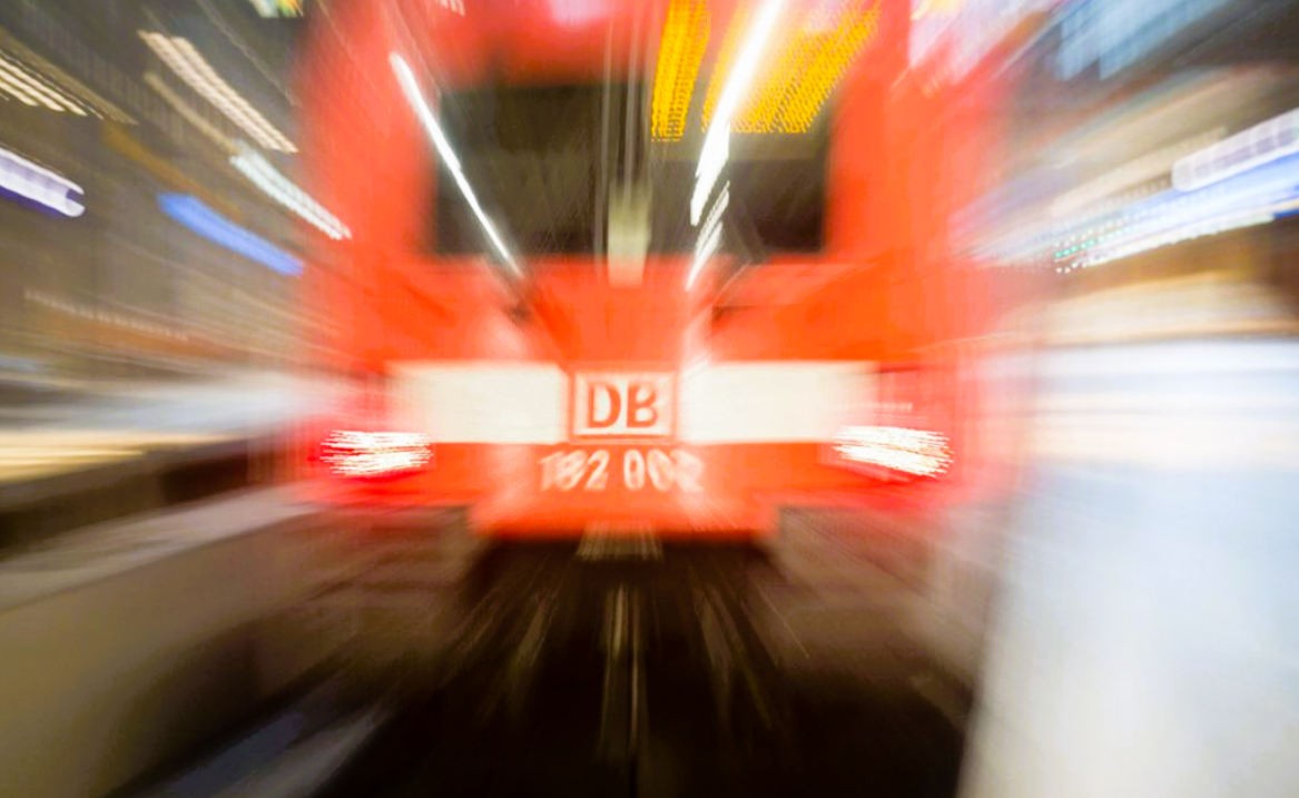 Chaos auf dem Oktoberfest in München - Gerissenes Oberleitungskabel legt wichtige Bahnstrecke lahm