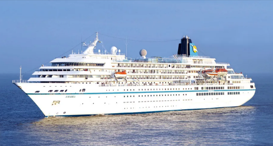 Das TV-Traumschiff MS Amadea ist in einen starken Sturm auf dem Atlantik geraten - Passagiere in Angst