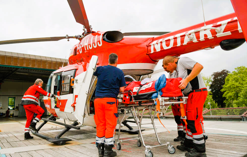 Messerattacke an Schule - Schwer verletztes Opfer mit Hubschrauber ins Krankenhaus geflogen!