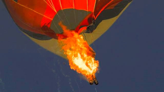 Heißluftballon abgestürzt! Ballon fliegt in Stromleitung und geht in Flammen auf!