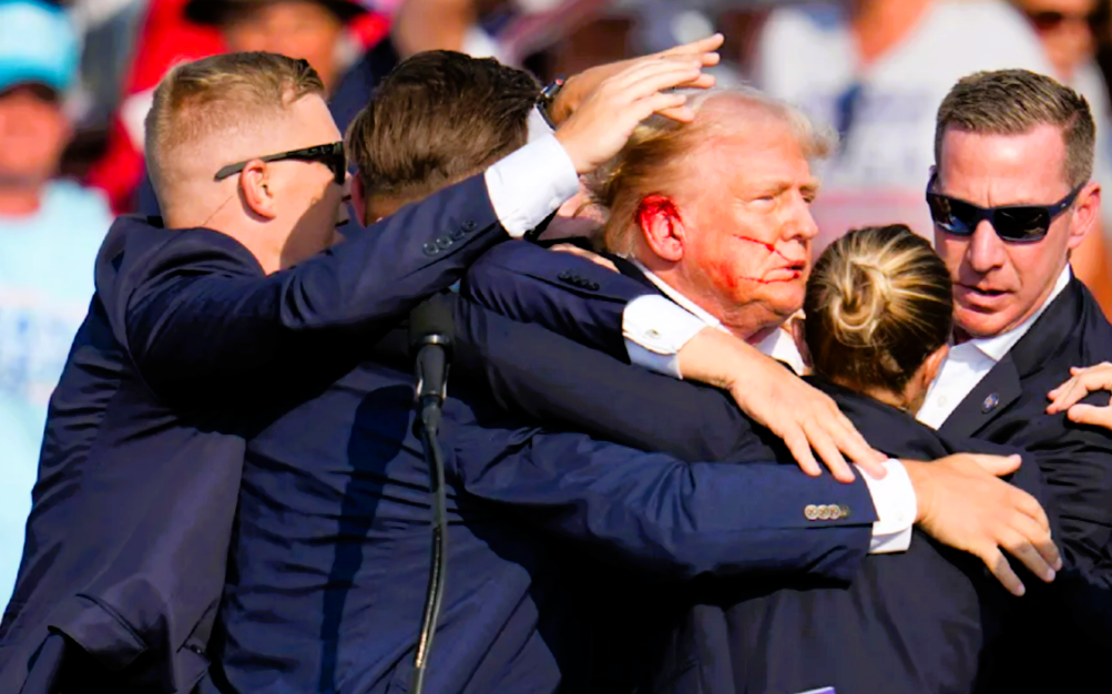 Donald Trump: Zwischenfall bei Wahlkampfauftritt - plötzlich stürmen Sanitäter rein!