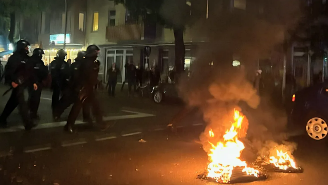 Hamas-Terror in Berlin! Juden-Hasser greifen die Polizei an! Chaos, Gewalt und brennende Reifen bei Eskalation