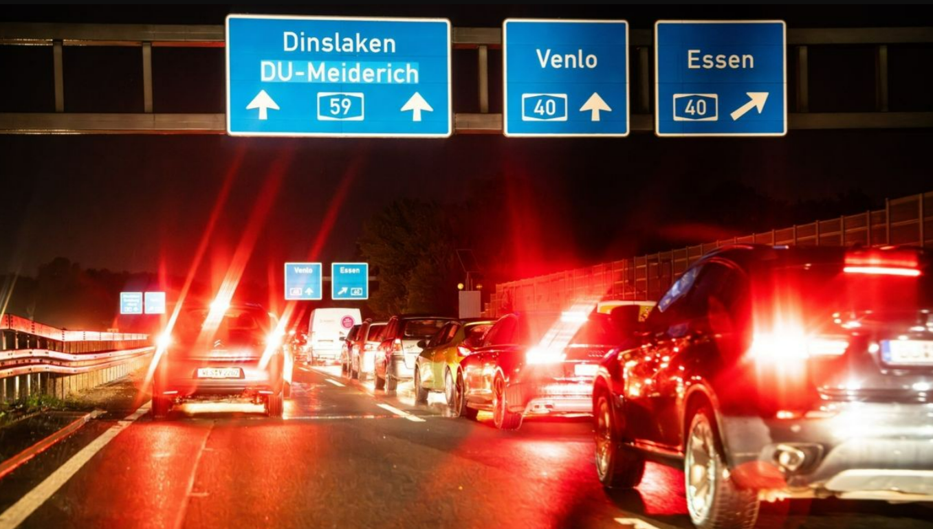 Lange Vollsperrung! Massenkollision auf der Autobahn - 5 Lastwagen beteiligt - Strecke bleibt in den Dienstag hinein gesperrt