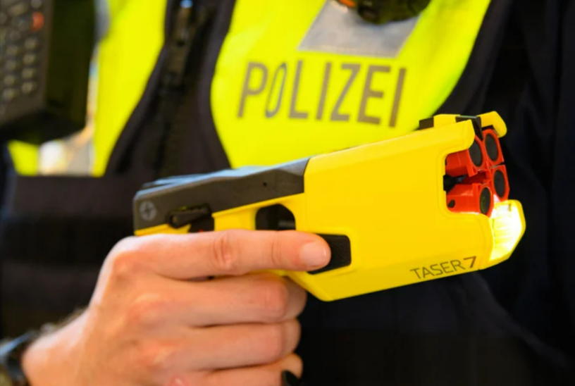 Terror-Alarm in Dortmund! Messer-Mann in Einkaufszentrum! Polizei setzt Taser ein um ihn zu stoppen!