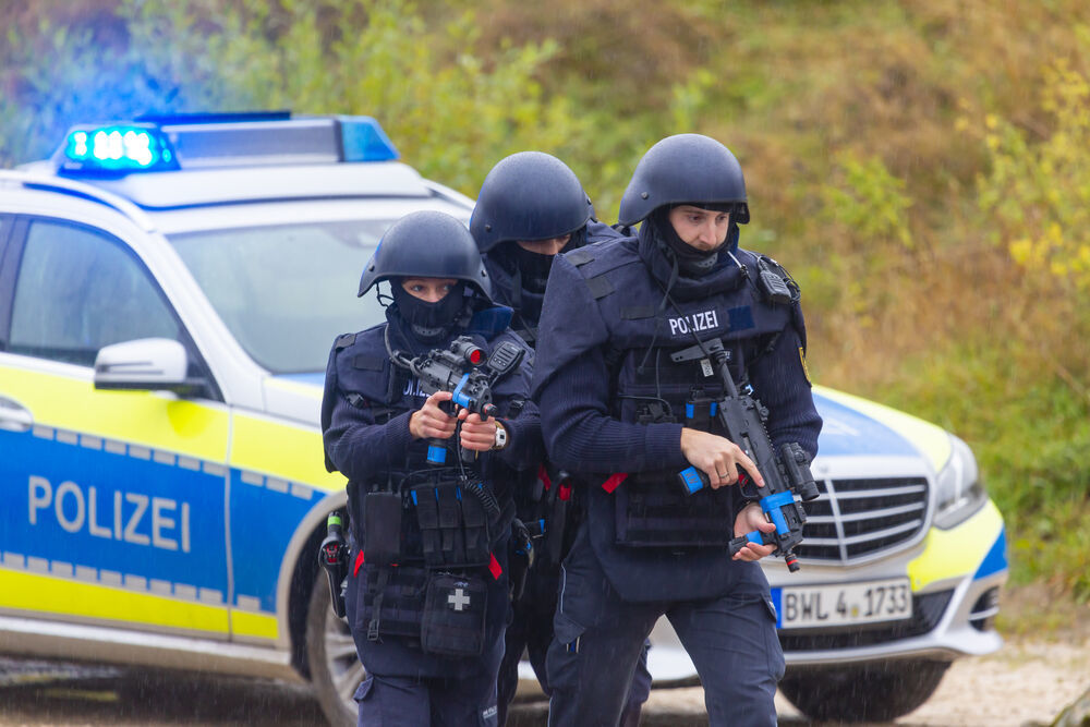 Vermieter feuert Schuss auf Mieter ab und flieht - SEK ist vor Ort! Polizei warnt!