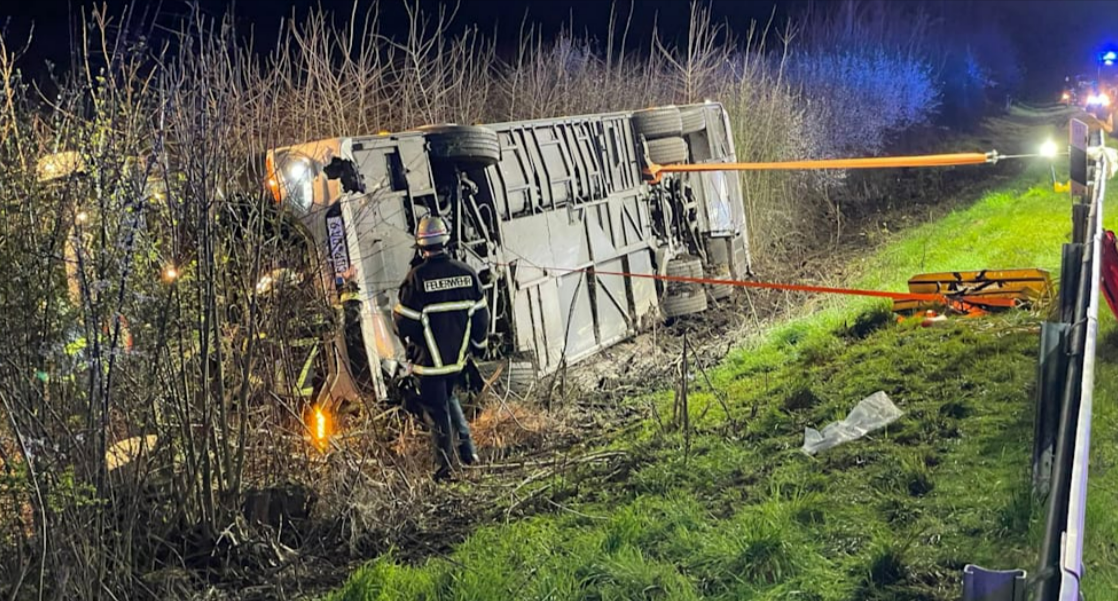 Tödliches Busunglück mindestens 12 Todesopfer - Mehr als 30 Insassen verletzt