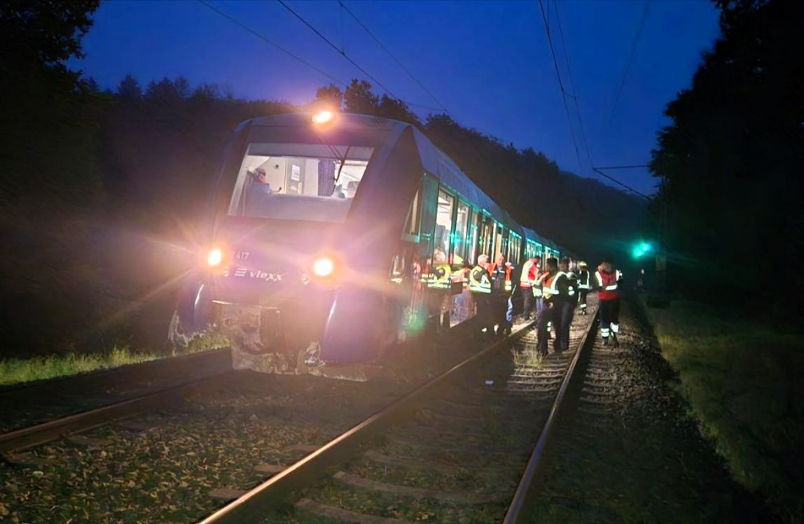 Eilmeldung! Regionalexpress entgleist! Schwerer Unfall - Zug der Bahn entgleist