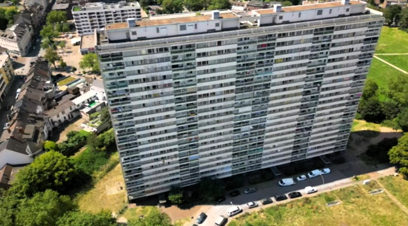 SEK stürmt Problem-Hochhaus in Duisburg! SEK-Drama im 'Weißen Riesen': Ex-Mann mit Waffe löst Großeinsatz aus!