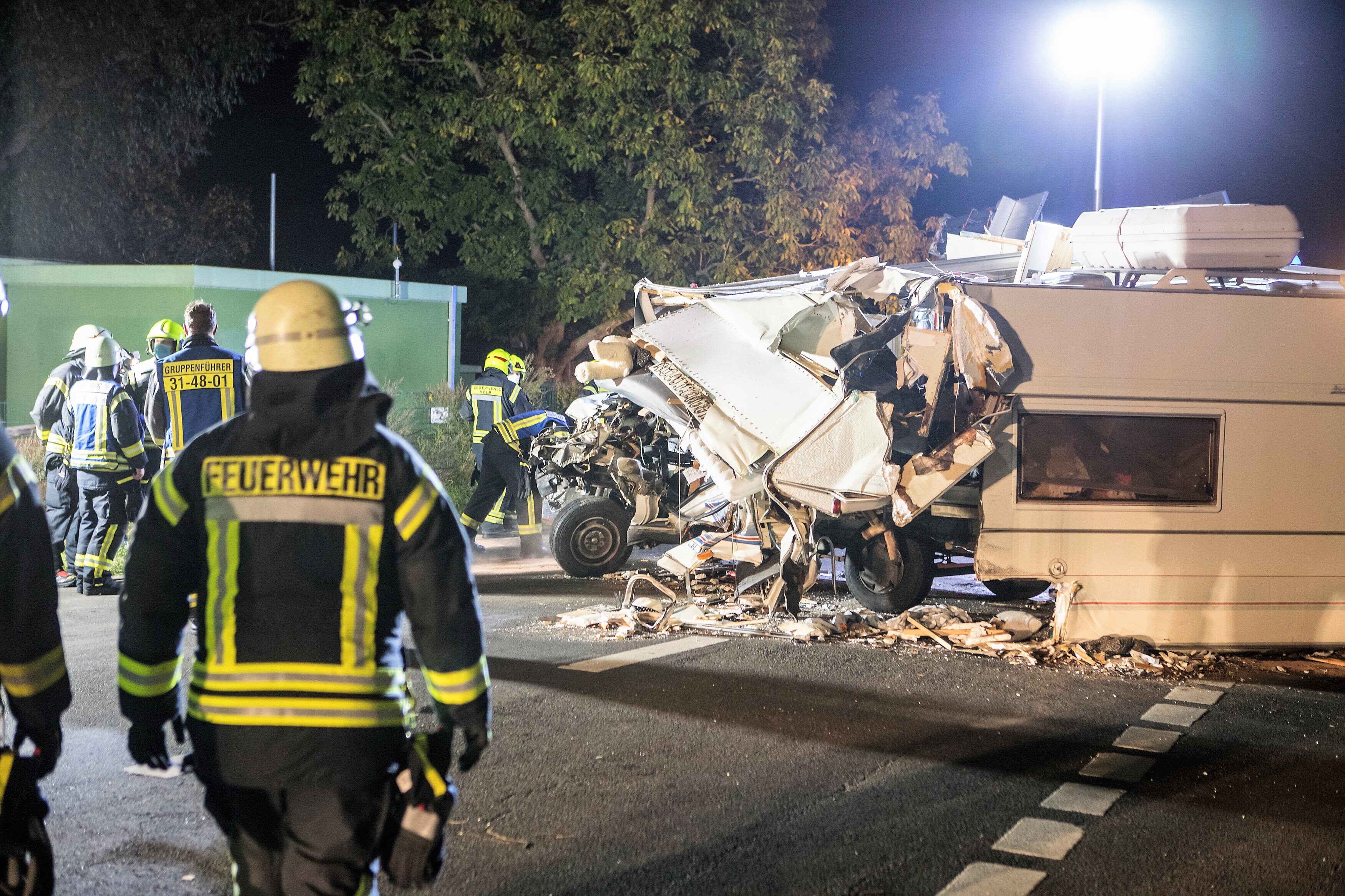 Elf Verletzte nach Horror-Kollision mit Wohnmobil und Kleinbus! Die Straße gleicht einem Trümmerfeld