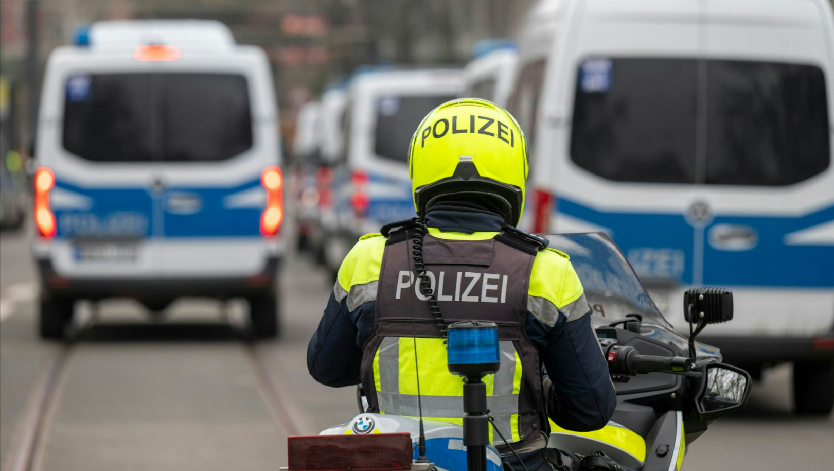 Amoklauf in Niedersachsen! Mann sticht wahllos auf Menschen in ihren Vorgärten ein! 