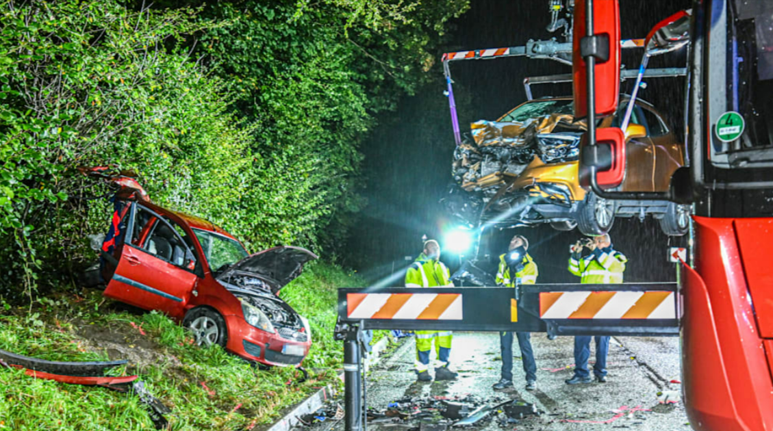 Schwere Unfall auf der Autobahn - Ferrari schießt quer über die Fahrbahn und zerschellt!