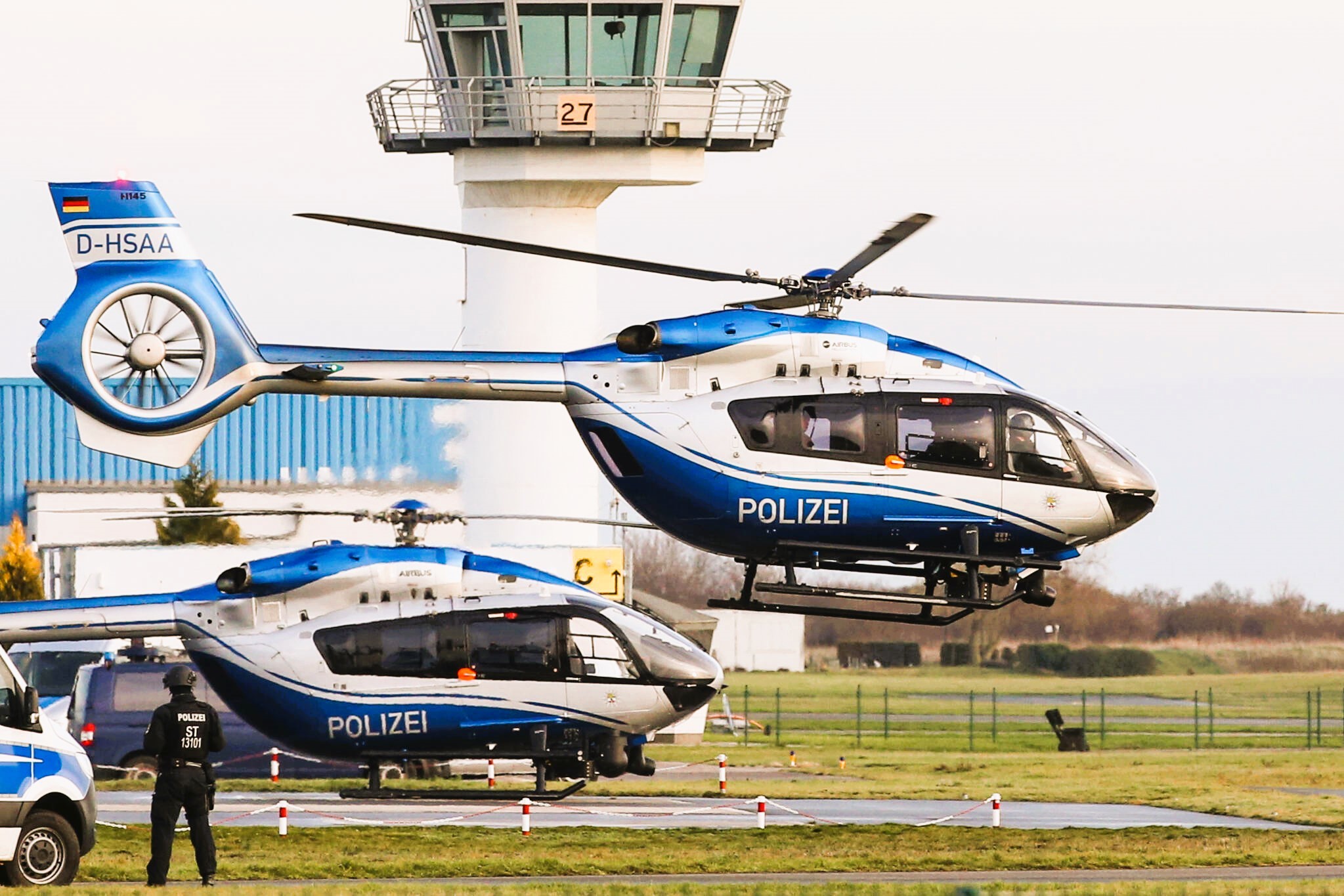 Messerattacke in einem Park, Hubschrauber im Einsatz! Opfer lebensgefährlich verletzt