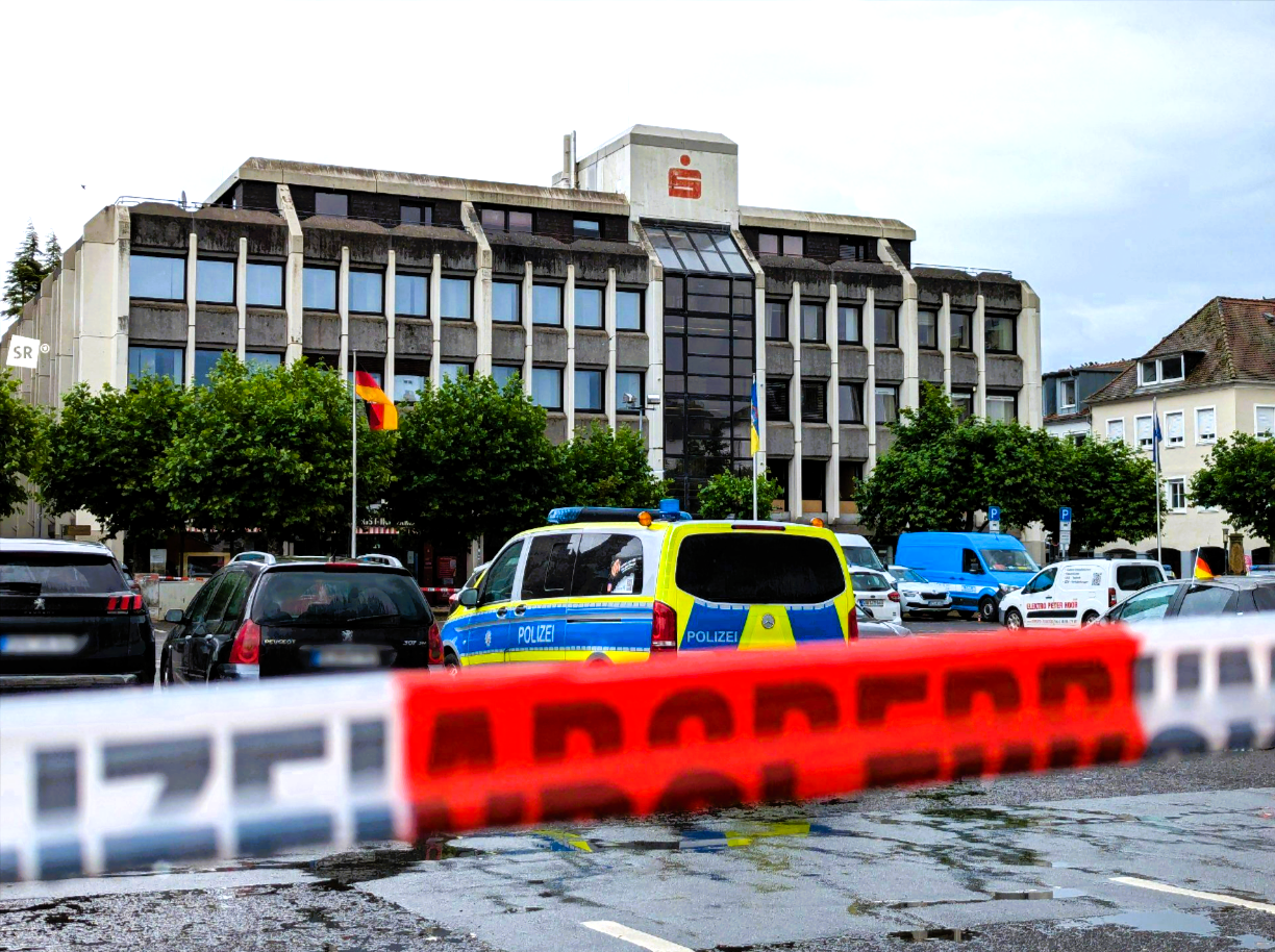 Banküberfall in München! Bank-Mitarbeiterin verletzt - Polizei fahndet nach flüchtigem Bankräuber!