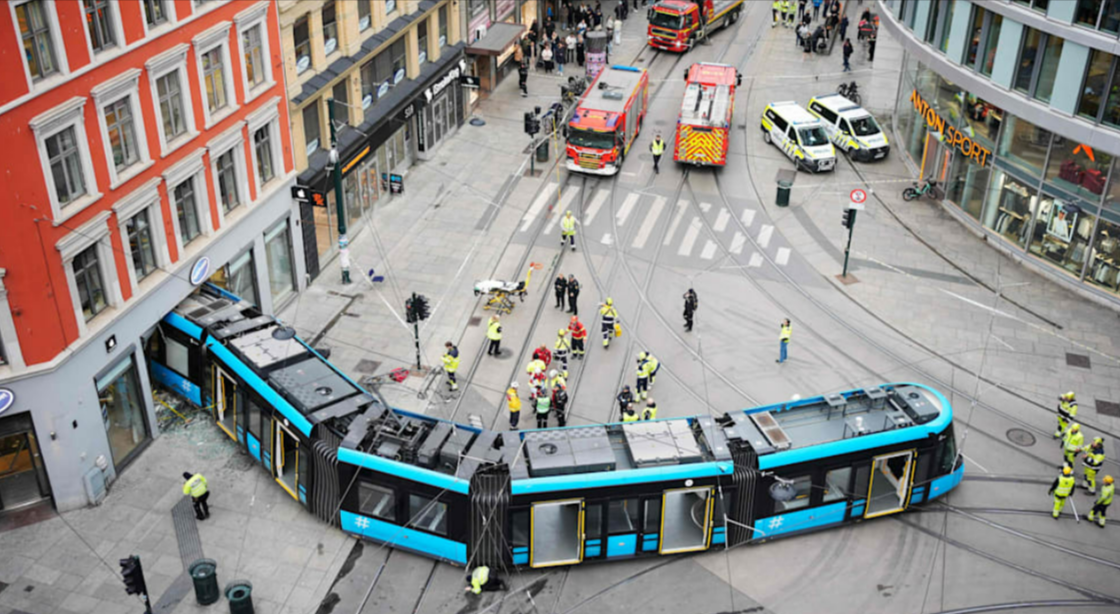 Eimeldung! Straßenbahn entgleist und kracht in Apple-Shop - mehrere Menschen verletzt!