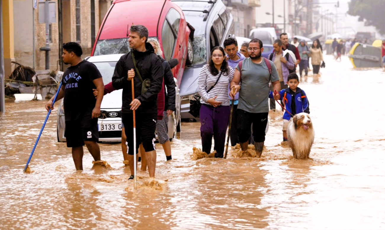 Hochwasser-Katastrophe immer schlimmer! Über 70 Tote, alleine 50 Personen noch in Einkaufszentrum eingeschlossen