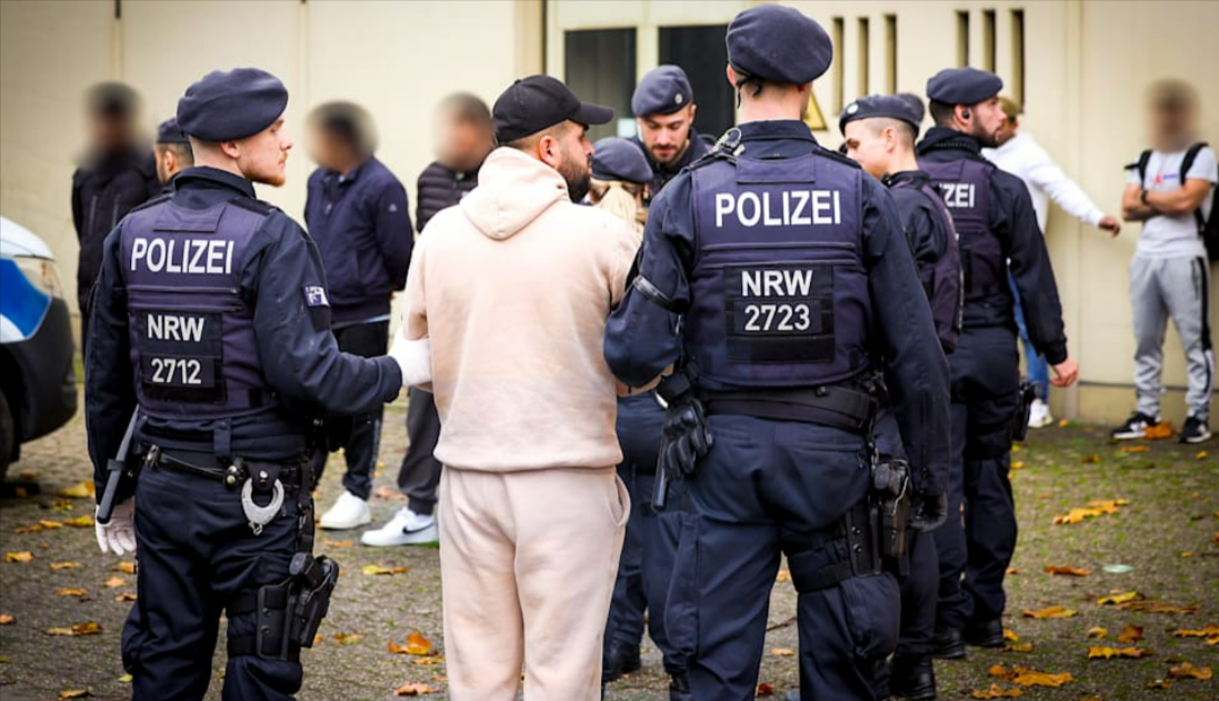 Riesige Razzia gegen Sozialbetrug und Kindergeldabzocke: 400 Polizei durchsucht Problemhochhaus!